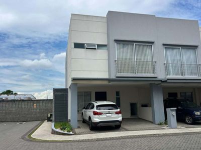  Hermosa casa en condominio Koru Mercedes Norte Heredia