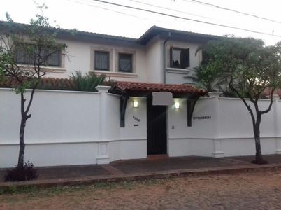 HERMOSA CASA EN EL BARRIO MCAL ESTIGARRIBIA- ESTILO MODERNO