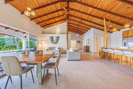 Hermosa casa estilo hacienda en Uvita con vista al océano y en una ubicación fantástica: Se Vende Casa en la Montaña en Uvita