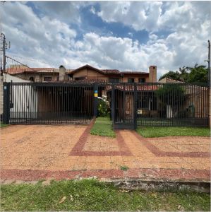 ¡IMPERDIBLE OPORTUNIDAD! HERMOSA CASA CON PISCINA Y AMPLIOS ESPACIOS.