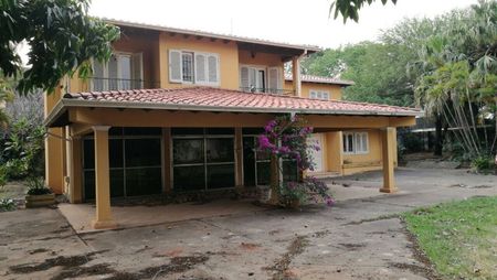 IMPONENTE PROPIEDAD DE 3.000 MTS2 EN PLENO BARRIO LOS LAURELES