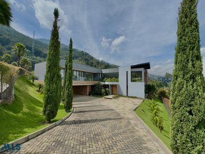Impresionante casa con piscina infinita y vista panorámica a Medellín!