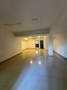 LAS LOMAS - ZONA ASA, AMPLIO DEPARTAMENTO DE 3 DORMITORIOS CON ÁREA DE SERVICIO.