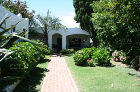 Linda casa en alquiler en la Barra a pocas cuadras del mar