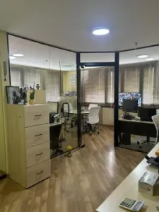 Linda sala comercial na Saúde.