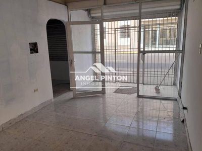 LOCAL COMERCIAL VENTA ESQUINA AVENIDA PADILLA. MARACAIBO API 71919