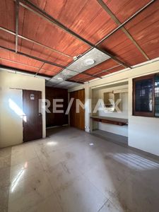 Local y Galpón en Alquiler Av. Principal La Curva, Remax Millenium Foto 5 de 6