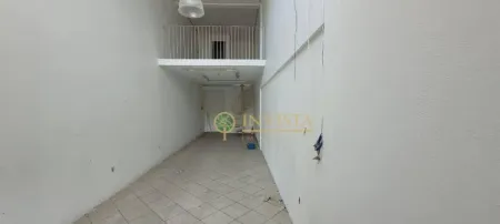 Loja comercial com mezanino e 60m² para locação no Centro de Florianópolis.