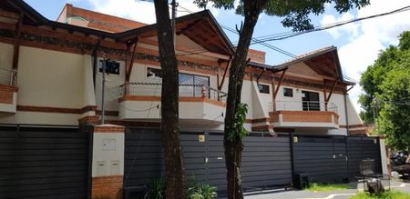 LOS LAURELES, MCAL. ESTIGARRIBIA: ELEGANTE TRIPLEX, IMPECABLE ESTADO, 4 DORMITORIOS, ÚNICO