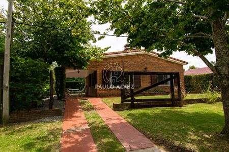 Los Tilos. Propiedad a metros del mar, un lugar tranquilo y agradable. Ideal para disfrutar en familia.