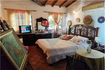 Lujo Clásico en Lambaré: Casa de Ensueño Foto 5 de 10