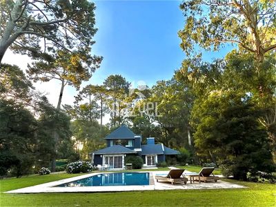 Magnifica casa para vivir todo el anio y disfrutar de sus comodidades.