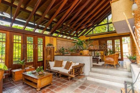 Majestuosa casa en Urbanización Miranda Caracas 25-3061