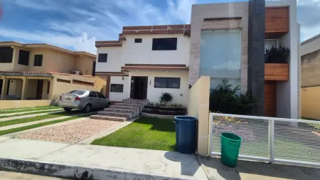 Marydoll Mogollon B. Vende Encantadora Casa Semi-amoblada En Prestigioso Conjunto Residencial De La Zona Este De Barquisimeto-lara*-