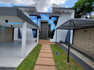 MBURUCUYÁ: RESIDENCIA CONTEMPORÁNEA IMPECABLE, 3 SUITES, GRAN PISCINA, 5 GARAJES, SAUNA.