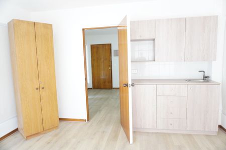 Metro Pedro de Valdivia oficina recepcion y 1 privado Foto 7 de 10