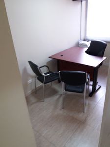 Metro Pedro de Valdivia oficina recepcion y 4 privados Foto 6 de 10