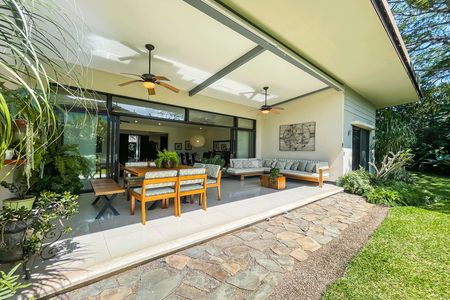 Moderna casa de un piso con jardín en Condominio en Santa Ana