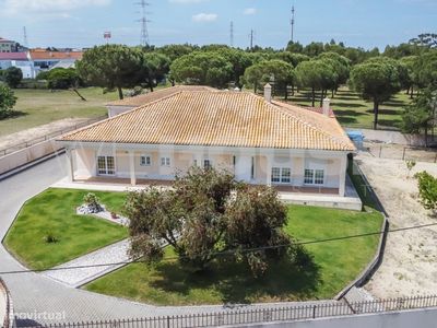 Moradia T4 com 280 m2, inserida em terreno com 2500 m2 em Palmela