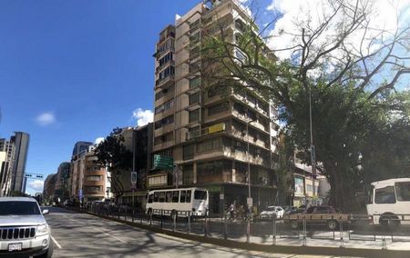 OFICINA EN VENTA. URBANIZACION LA CANDELARIA. AVENIDA URDANETA, A 2 CUADRAS DEL SAMBIL LA CANDELARIA