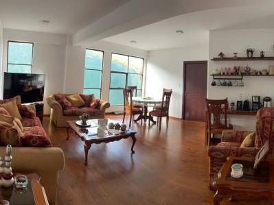 “Oportunidad en Achumani: 125 m² cálidos en piso 13 con garaje y balcón”