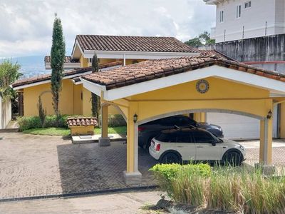   Oportunidad Única en Escazú – Casa Independiente con Jardín, Vista y Privacidad Total