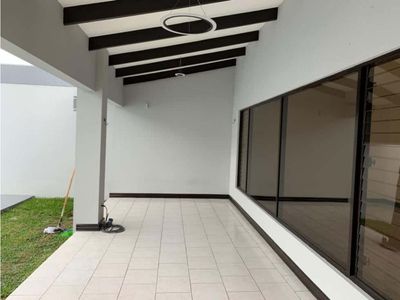  Precisa Casa de lujo con Piscina en Trejos Montealegre