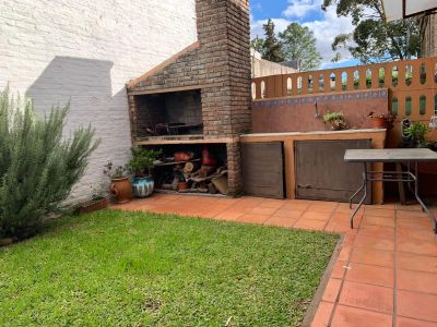 Pronta para ingresar. 2 dormitorios, 2 baños, patio con parrillero, jardín.