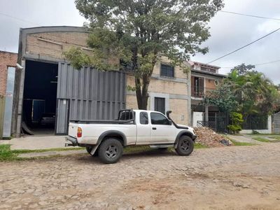 PROX. AV ARTIGAS YCUA BOLAÑOS: 600 M2 + 4 OFICINAS, P/ MULTIUSO, 10.000.000 GS.
