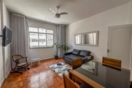 Quarto e sala amplo na quadra da praia
