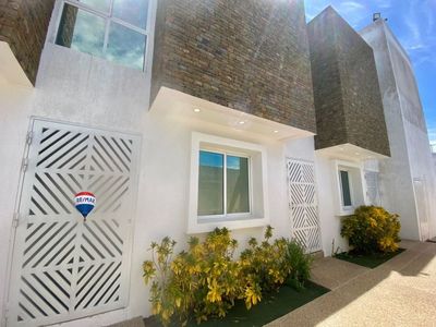 Re/max 2mil Alquila, Townhouse, Urbanización Vistamar, Maneiro, Isla De Margarita.