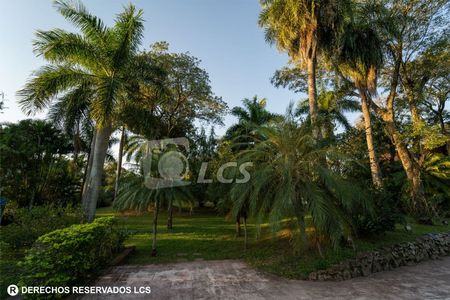RESIDENCIA CON 7 DORMITORIOS + PISCINA Y AMPLIO PATIO. LAMBARÉ, BARRIO PARQUES DEL YACHT