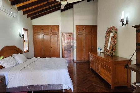 RESIDENCIA FRENTE AL LAGO YPACARAI SAN BERNARDINO