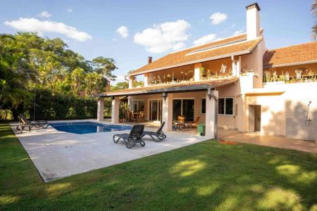 Residencia sobre la Avenida del Yacht.