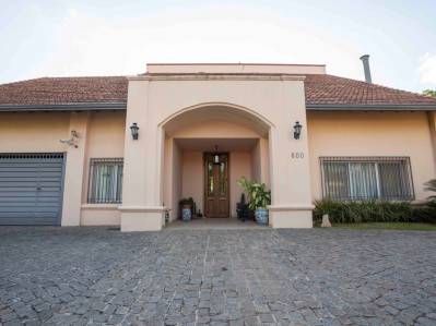 Residencia sobre la Avenida del Yacht.