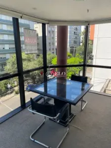 Sala comercial mobiliada com aproximadamente 43m²,