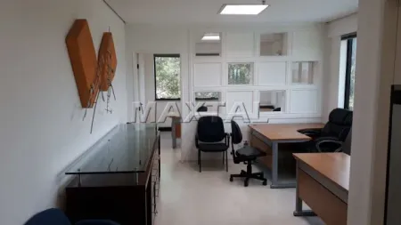 Sala comercial mobiliada no Alphaville, de 45 m², sala de reunião, copa, banheiro e vaga.