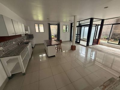  SE ALQUILA APARTAMENTO URUCA, BARRIO ROBLEDAL Foto 2 de 10