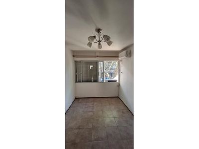 Se alquila apto 2 dormitorios, centro sur, calle Canelones