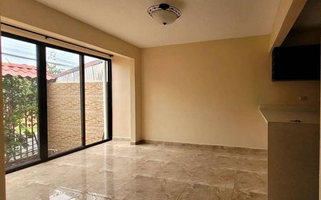  Se alquila casa con oficina aparte