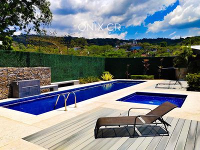 Se Alquila Casa Con Vista a las Montañas y Patio En Santa Ana 3 Habitaciones + 2 oficinas Condominio