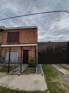 SE ALQUILA CASA (tipo Dúplex) de  3 Dormitorios!!