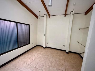  SE ALQUILA HERMOSA Y ESPACIOSA CASA (para vivienda o para oficinas)