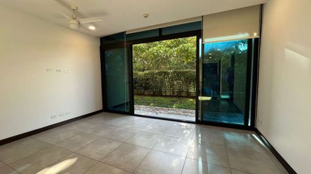  Se Alquila. Escazú. Exclusivas areas comunes. Apartamento con patio.