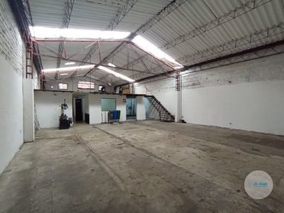 Se arrienda amplia bodega de 160 m² ubicada en el sector Barrio Pérez en Bello