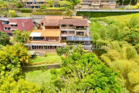 Se Ofrece En Venta Hermosa Y Acogedora Casa Con Espectacular Vista A Caracas Y Al Avila Ubicada En Alto Hatillo