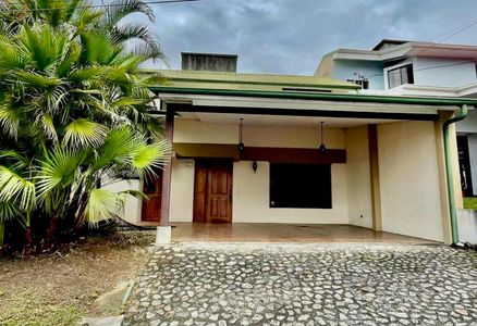  SE VENDE Casa en Condominio Rocafort, Escazú