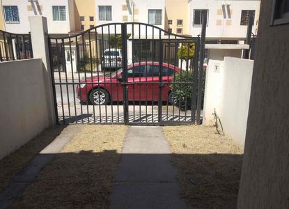 SIN AVAL NI PÓLIZA SE RENTA CASA DE 2 PISOS EN PASEO DE LOS SAUCES, EN HUEJOTZINGO, CERCA DEL AEROPUERTO, AURRERÁ, CENTRO ESCOLAR, 2 RECÁMARAS EN $3 ,900