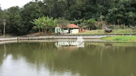 Sítio com lagos e reserva florestal, com casa sede, espaço gourmet e galpão à venda, 60490 m² por R$