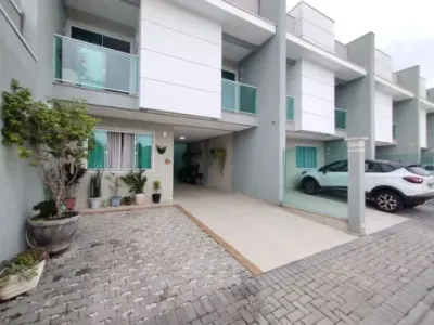 Sobrado em condomínio fechado à venda, possui 3 quartos, sendo todos suítes, móveis planejados e áre